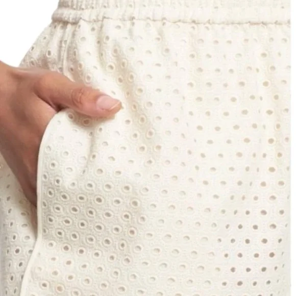 DianeVonFurstenbergsize 12 white pull on shorts pockets curve hem